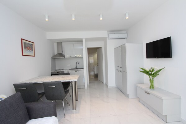 Apartment, 1 Bedroom (3) | Living area | Flat-screen TV - Rooms and Apartments Bella Vista (Rovinj)