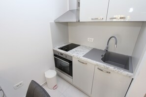 Apartment, 1 Bedroom (3) | Private kitchen | Fridge, electric kettle - Rooms and Apartments Bella Vista (Rovinj)