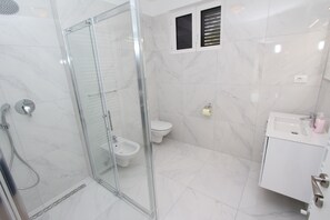 Apartment, 1 Bedroom (3) | Bathroom | Towels - Rooms and Apartments Bella Vista (Rovinj)