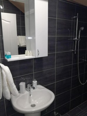 Dusche, kostenlose Toilettenartikel, Haartrockner, Handtücher