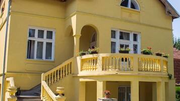 Built in 1929, this charming building features a balcony, staircase, and garden area.