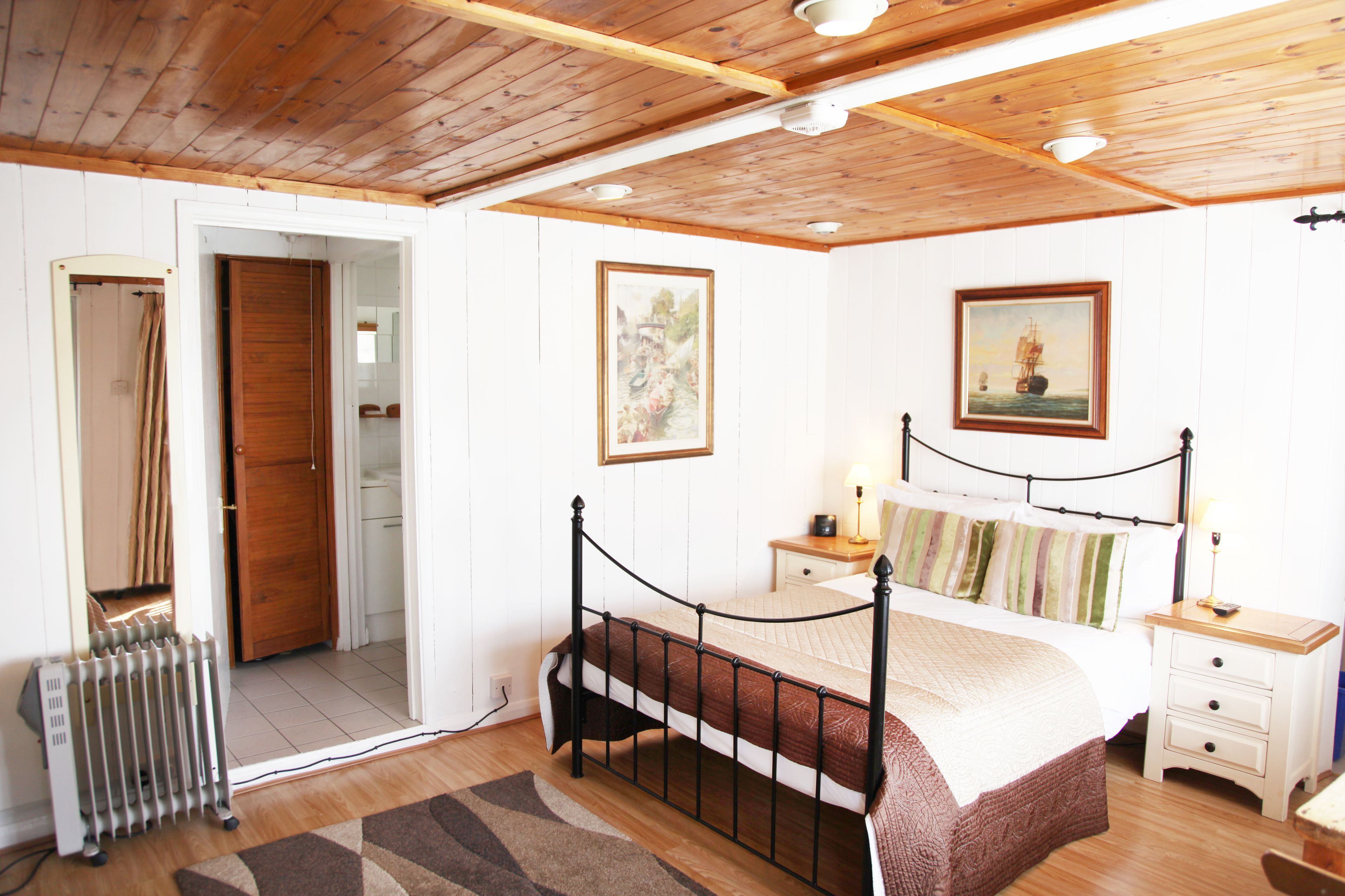 Cottage truyền thống, 1 giường đôi, bếp, khu vực sân vườn | Trang bị nội thất với thiết kế riêng biệt, bàn 