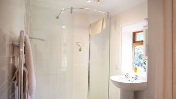Traditional Chalet, 1 Double Bed with Sofa bed, Kitchen, Courtyard Area | Bathroom shower