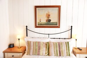 Traditional Cottage, 1 Double Bed, Kitchen, Courtyard Area | Individually furnished, desk, laptop workspace, iron/ironing board