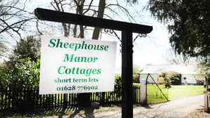 A sign for Sheephouse Manor Cottages advertising short-term lets. - Sheephouse Manor (Maidenhead)