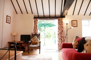 传统木屋, 1 张双人床和 1 张沙发床, 厨房, 庭院 | 起居区 | 32-英寸纯平电视(配备数码频道)、电视、DVD 播放器