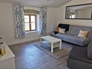 Apartment, 1 Bedroom with Balcony  | 起居区 | 平板电视