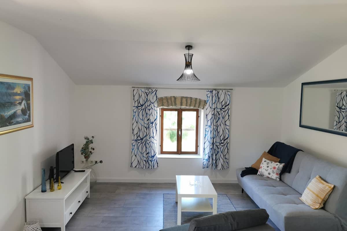 Apartment, 1 Bedroom with Balcony | Coin séjour | Télévision à écran plat