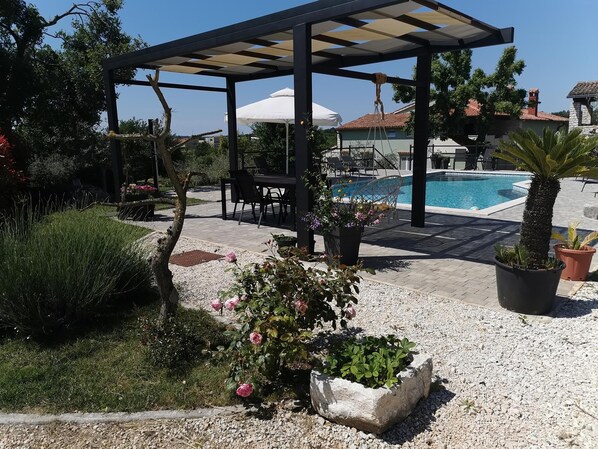 Piscine extérieure, parasols de plage, chaises longues