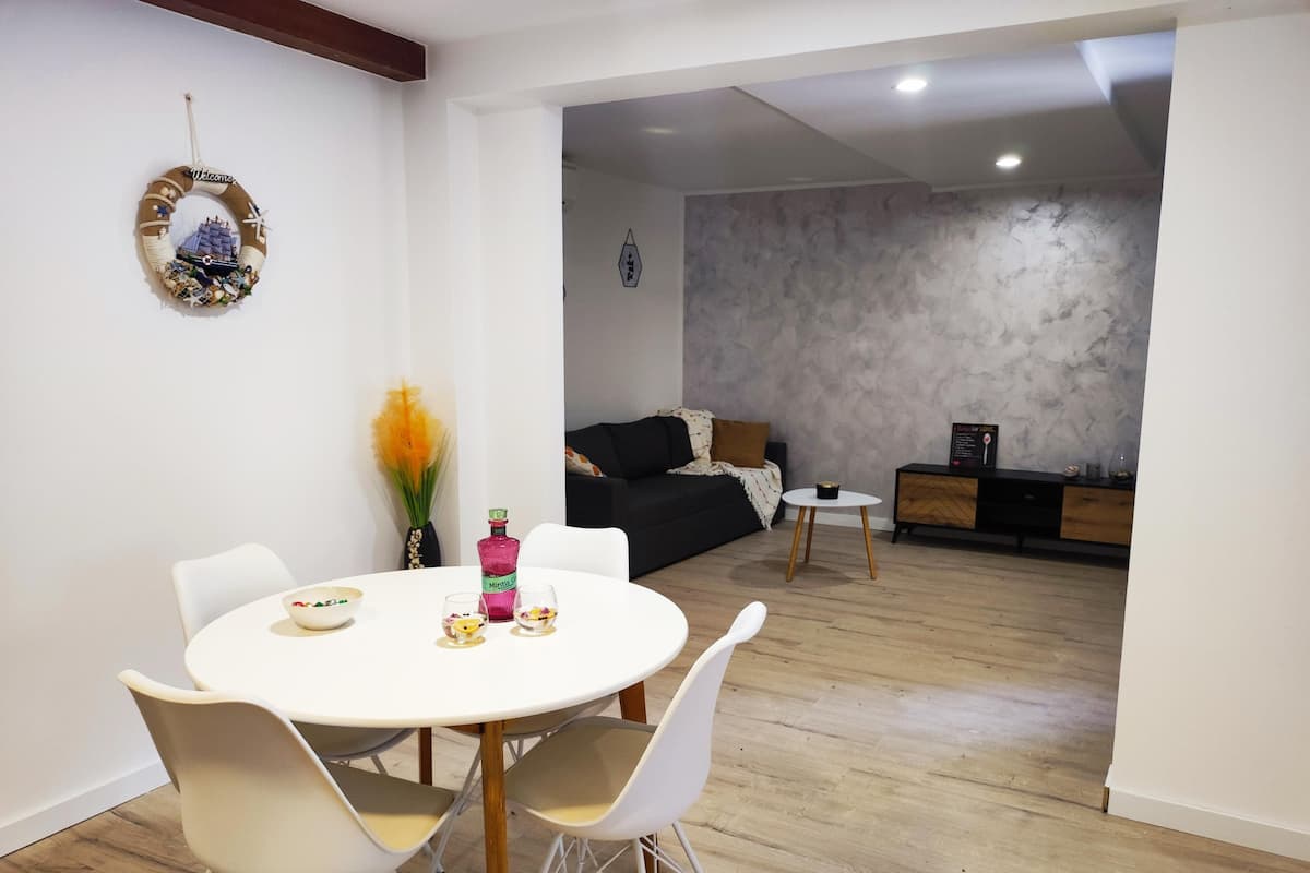 Apartment, 1 Bedroom with Terrace | Coin séjour | Télévision à écran plat