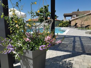Utomhuspool, parasoller och solstolar