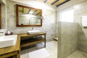 Shower, rainfall showerhead, free toiletries, hair dryer