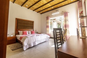 Ropa de cama de alta calidad, camas con pillow-top y escritorio 