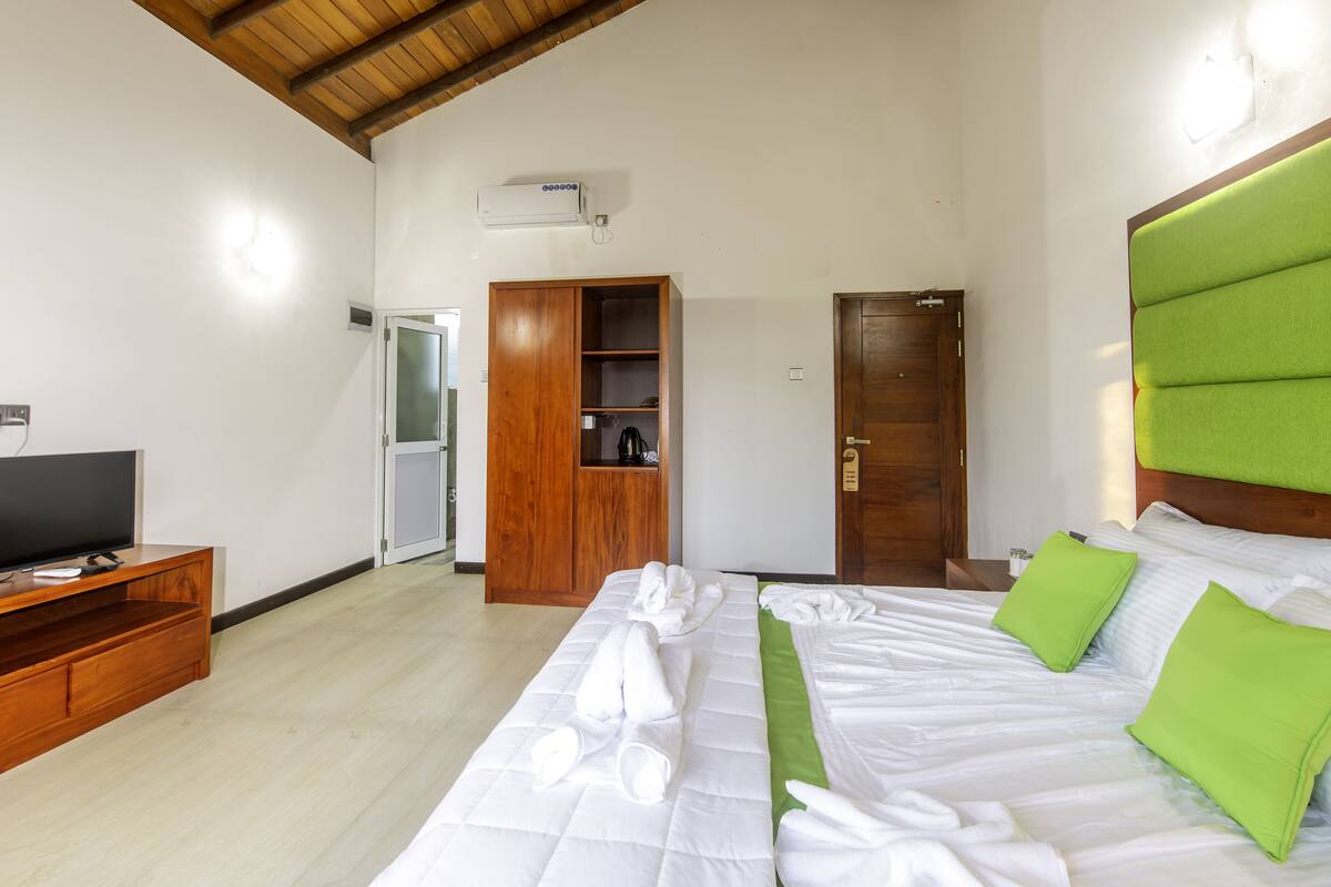 Deluxe Double Room, 1 Bedroom, Private Bathroom, Mountain View | Premium bedding, pillowtop beds, desk, blackout drapes