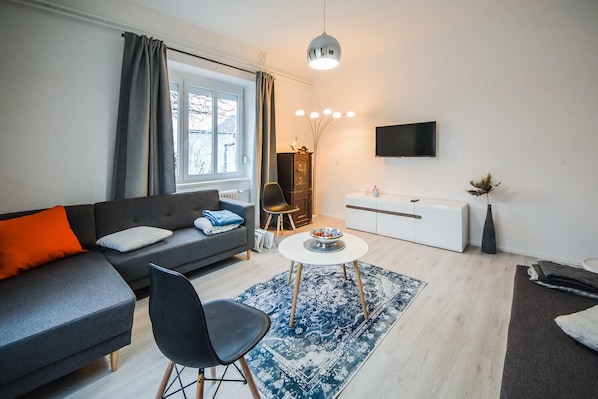 Apartment | Living room | Flat-screen TV