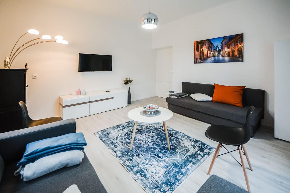 Apartment | Living room | Flat-screen TV