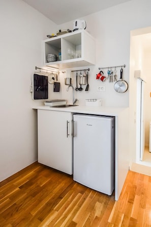 Deluxe Apartment | Private kitchenette | Fridge, microwave, stovetop, coffee/tea maker