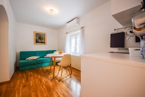 Deluxe Apartment | Living area | Flat-screen TV