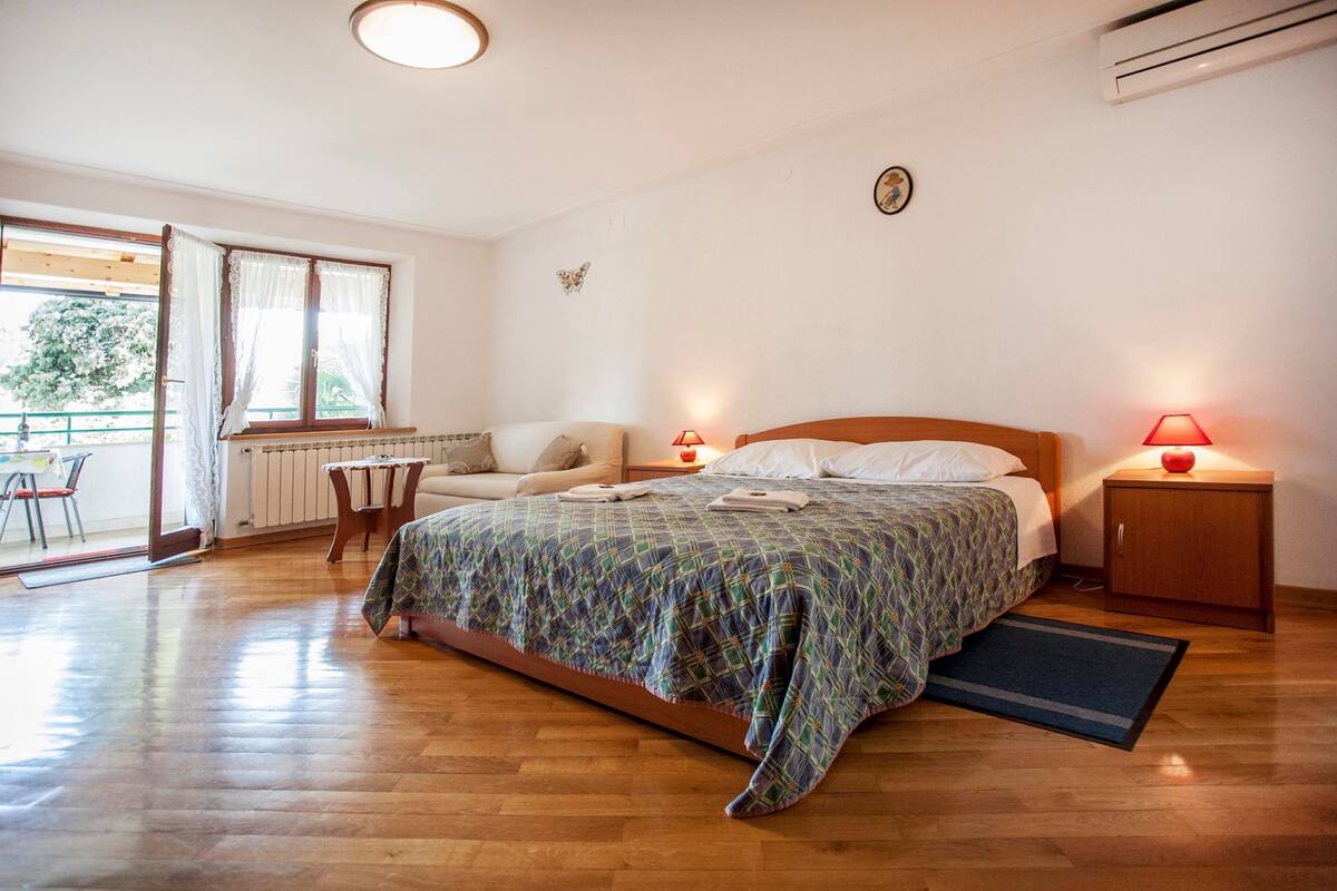 Studio, Balcony | Living area