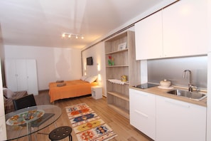 Monolocale comfort | Cucina privata | Frigorifero, piano cottura, macchina per tè/caffè, bollitore elettrico