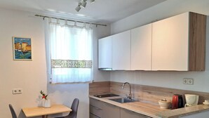 Estudio | Cocina privada | Cafetera y tetera, refrigerador, parrilla de estufa y tetera eléctrica 