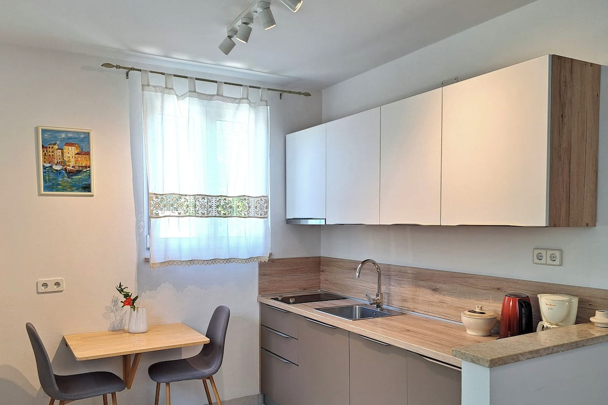 Studio | Private kitchen | Fridge, stovetop, coffee/tea maker, electric kettle