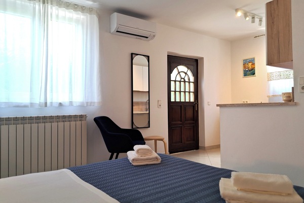Studio | Living area | 40-inch TV with satellite channels