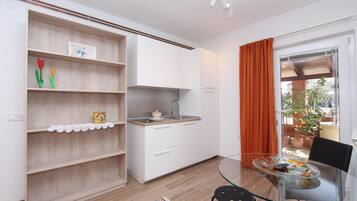 Comfort Studio | In-room dining