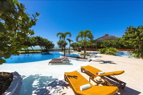 5 piscinas al aire libre, sombrillas, sillones reclinables de piscina