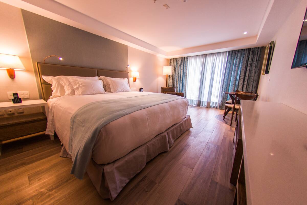 Suite premium, Vista para o mar | Minibar, caja fuerte, cortinas opacas y sistema de insonorización