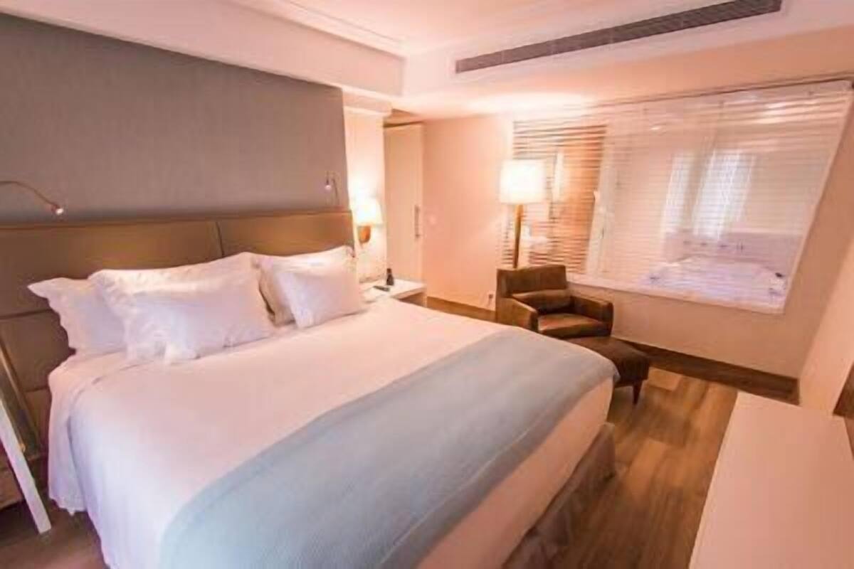 Minibar, caja fuerte, cortinas opacas y sistema de insonorización