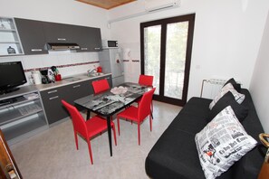 Apartment, 2 Schlafzimmer, Balkon | Wohnbereich | Flachbildfernseher