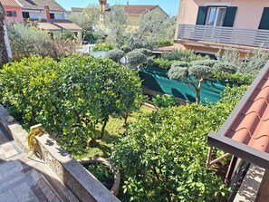 Ein Wohngebiet mit Garten, einer Steinmauer und einem Gebäude mit Ziegeldach.
