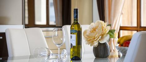 Apartment, 3 Bedrooms | Dining room