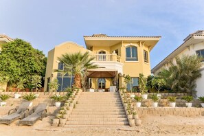 Front of property - Palm Jumeriah Frond O (Dubai)