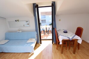 Monolocale, balcone | Area soggiorno | TV a schermo piatto