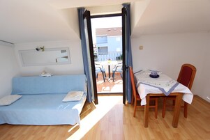 Studio, balcon | Coin séjour | Télévision à écran plat