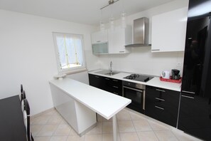 Appartamento, terrazzo (Biba) | Cucina privata | Frigorifero, piano cottura, macchina per tè/caffè, bollitore elettrico