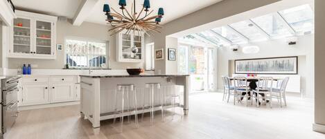 Kylskåp, mikrovågsugn, diskmaskin och kaffe- och tebryggare