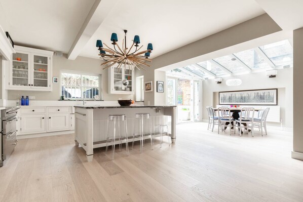 Réfrigérateur, micro-ondes, lave-vaisselle, cafetière/bouilloire