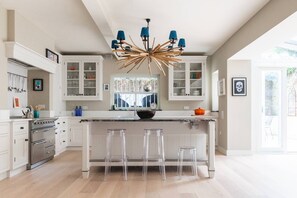 Réfrigérateur, micro-ondes, lave-vaisselle, cafetière/bouilloire