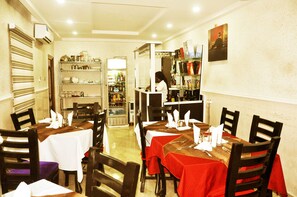 供应早餐、午餐和晚餐，本地与国际菜