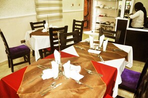 Déjeuner et dîner servis sur place, cuisine locale et internationale