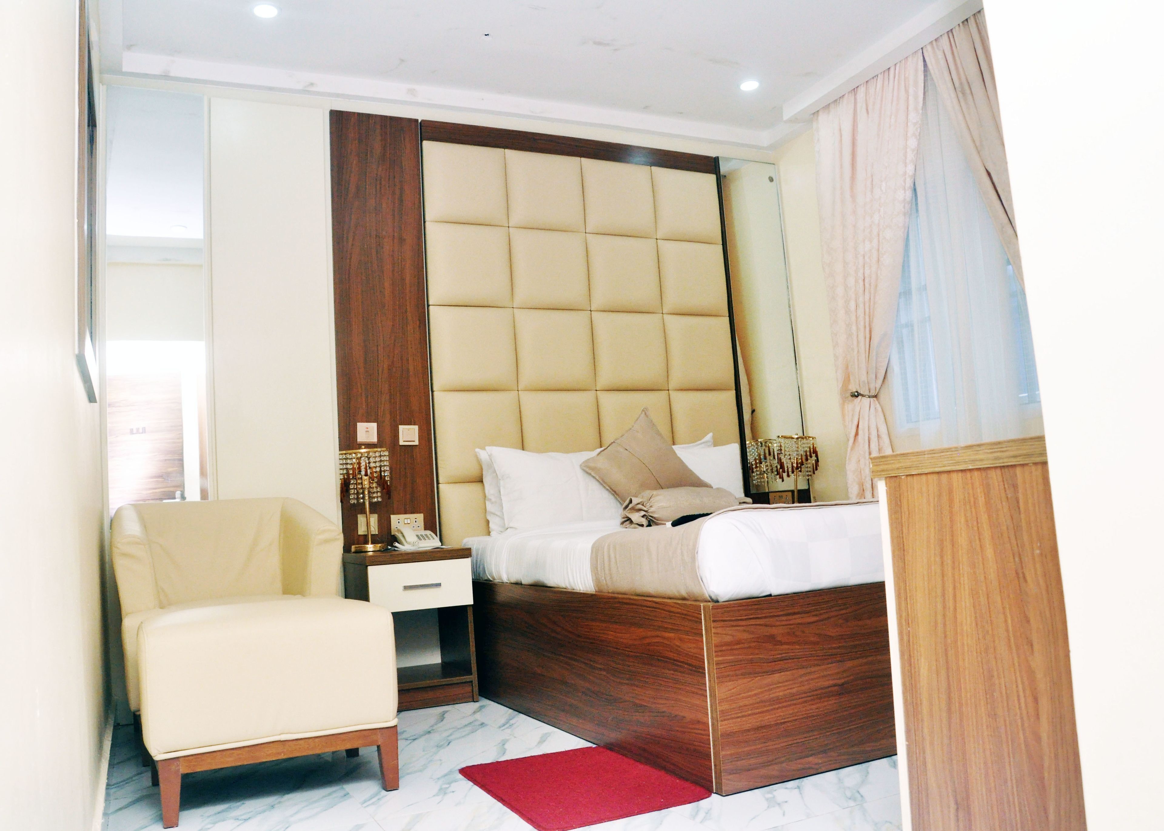 เครื่องนอนระดับพรีเมียม, ตู้นิรภัยในห้องพัก