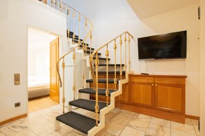 Deluxe Apartment, 2 Bedrooms, Garden View, Corner (incl. end cleaning fee €59) | Egyptian cotton sheets, premium bedding, desk, iron/ironing board - Center City Villa (Neuss)