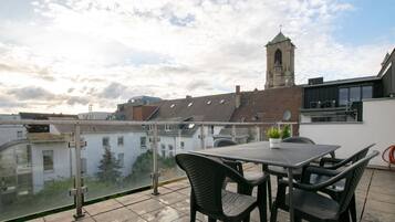 Deluxe appartement, 2 slaapkamers, uitzicht op tuin, op de hoek (incl. end cleaning fee €59) | Terras