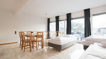 Apartemen Deluks, 2 kamar tidur, pemandangan kebun, sudut (incl. end cleaning fee €59) | Seprai katun Mesir, seprai premium, meja kerja, dan setrika/meja setrika