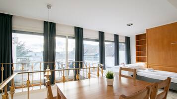 Deluxe Apartment, 2 Bedrooms, Garden View, Corner (incl. end cleaning fee €59) | Pemandangan balkoni
