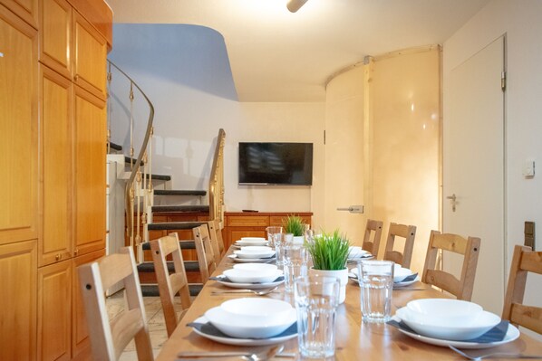 Deluxe Apartment, 2 Bedrooms, Garden View, Corner (incl. end cleaning fee €59) | In-room dining