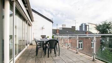 Deluxe-Apartment, 2 Schlafzimmer, Gartenblick, Eckzimmer (inkl. Endreinigungsgebühr €59) | Terrasse/Patio